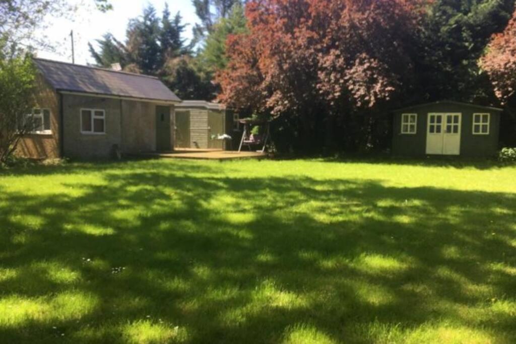 River Cabin Retreat Shepperton Exterior photo